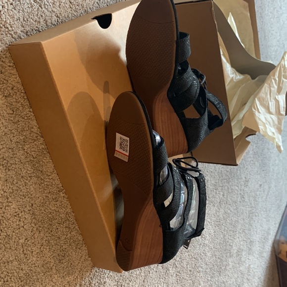 NWT - UGG Yasmin Black Leather Snake Print Sandal - Picture 3 of 6